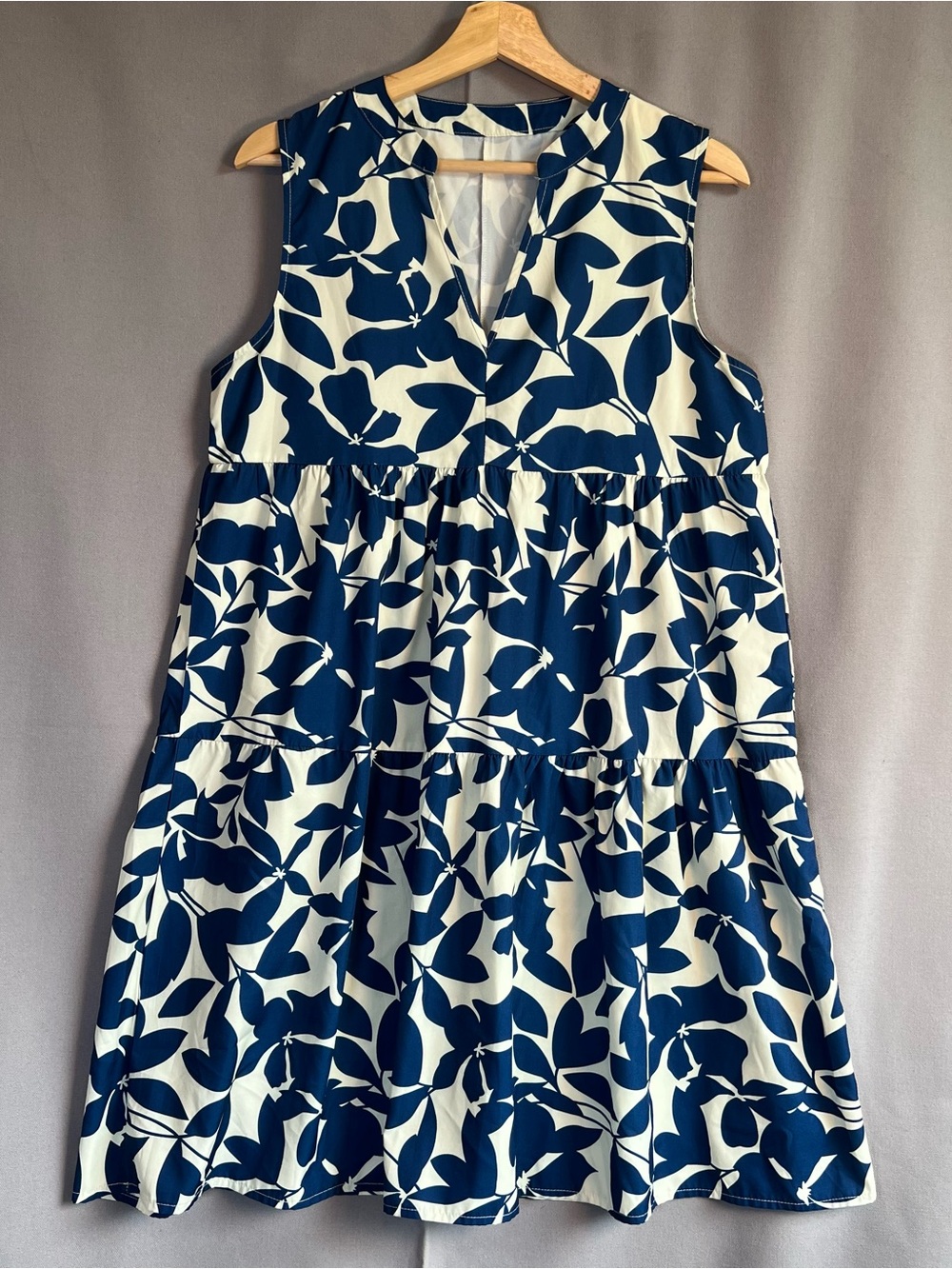 Women’s SzL Sleeveless Navy and White Floral Tiered Dress Lightweight Comfy